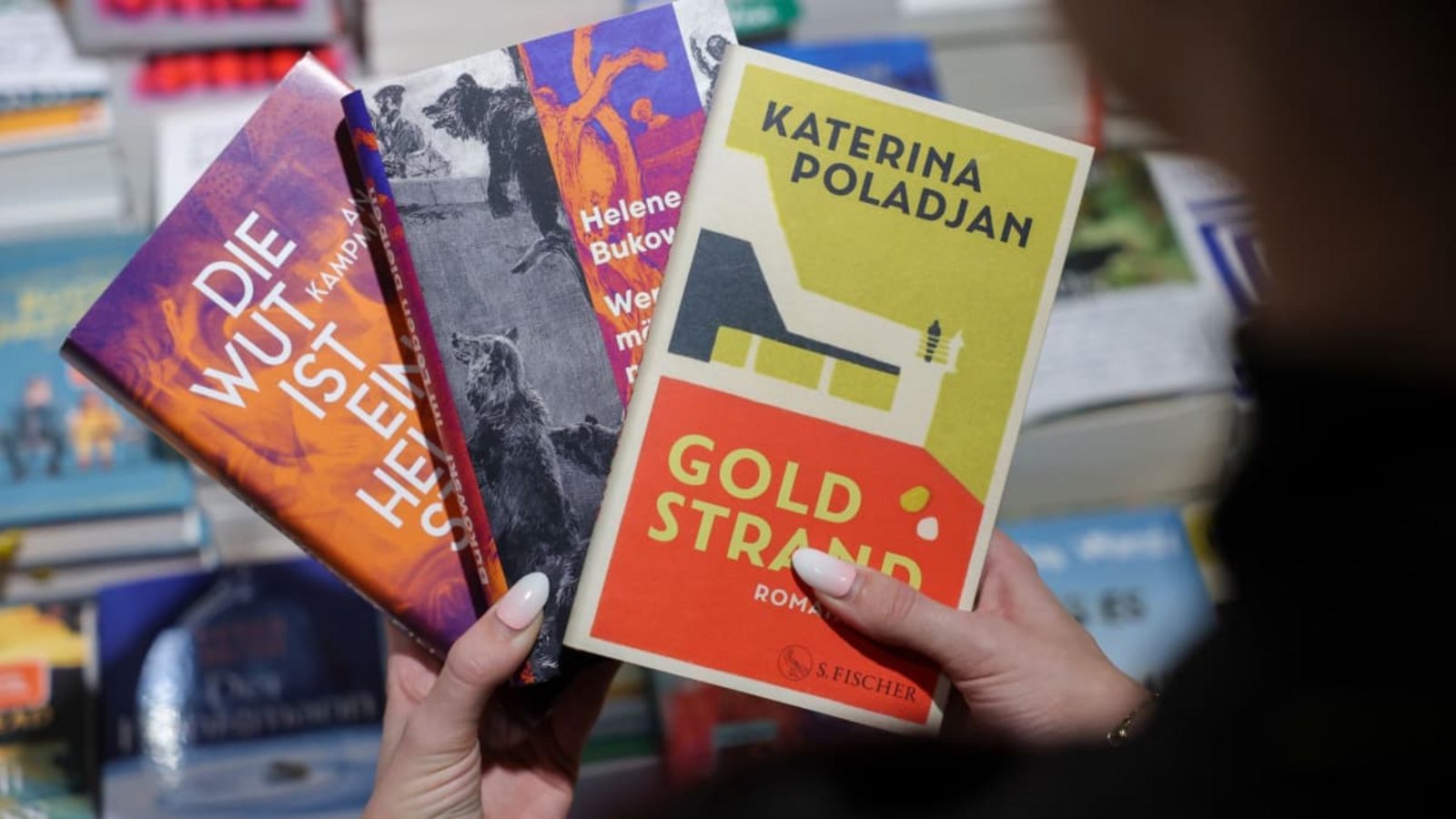 Helene Bukowski ist mit „Wer möchte nicht im Leben bleiben“ (Mitte) bereits für den Buchpreis der Leipziger Buchmesse nominiert gewesen. Auf der Longlist des Deutschen Preises finden sich aber ansonsten andere Autorinnen und Autoren.Jan Woitas/dpa Helene Bukowski ist mit „Wer möchte nicht im Leben bleiben“ (Mitte) bereits für den Buchpreis der Leipziger Buchmesse nominiert gewesen. Auf der Longlist des Deutschen Preises finden sich aber ansonsten andere Autorinnen und Autoren.Jan Woitas/dpa