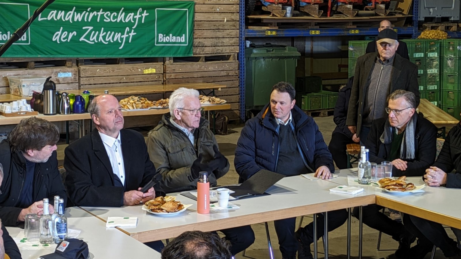Ministerpräsident Winfried Kretschmann (Mitte) hört sich die Sorgen der Landwirte an. Foto: p Ministerpräsident Winfried Kretschmann (Mitte) hört sich die Sorgen der Landwirte an. Foto: p