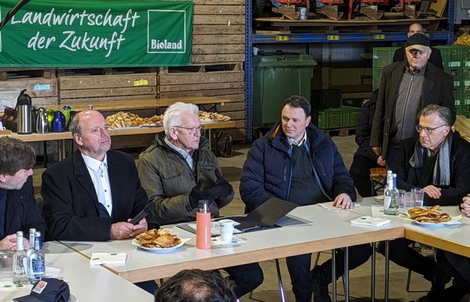 Ministerpräsident Winfried Kretschmann (Mitte) hört sich die Sorgen der Landwirte an.  <span class='image-autor'>Foto: p</span>