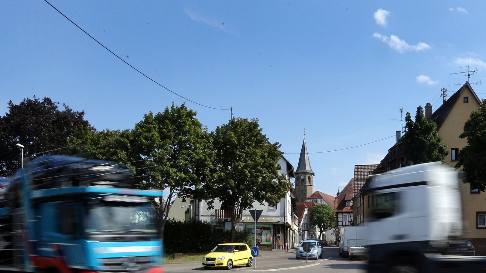 Verkehr, Lärm und eine Ortsumfahrung, die auf sich warten lässt: In Enzweihingen ist auf der B 10 viel los. Geht es nach dem Lärmaktionsplan, könnte hier Tempo 30 kommen. Archivfoto: Küppers Verkehr, Lärm und eine Ortsumfahrung, die auf sich warten lässt: In Enzweihingen ist auf der B 10 viel los. Geht es nach dem Lärmaktionsplan, könnte hier Tempo 30 kommen. Archivfoto: Küppers