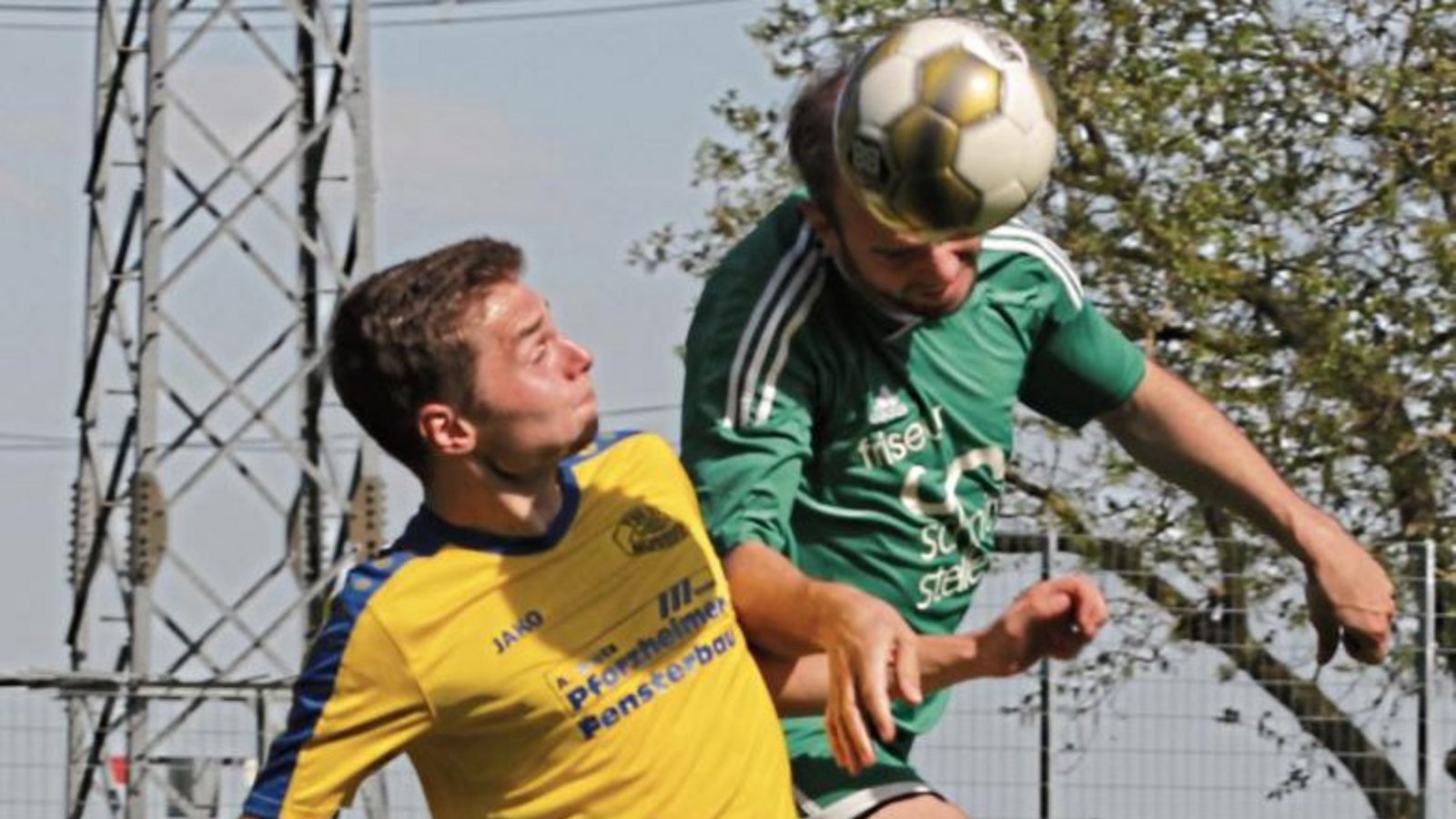 Nussdorfs Tim Stuible (links) bedrängt Christoph Glashauser so sehr, dass der Iptinger Innenverteidiger den Kopfball an Torwart Alexander Ulm vorbei ins eigene Netz köpft. Foto: Nachreiner Nussdorfs Tim Stuible (links) bedrängt Christoph Glashauser so sehr, dass der Iptinger Innenverteidiger den Kopfball an Torwart Alexander Ulm vorbei ins eigene Netz köpft. Foto: Nachreiner