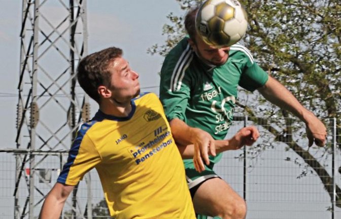 Nussdorfs Tim Stuible (links) bedrängt Christoph Glashauser so sehr, dass der Iptinger Innenverteidiger den Kopfball an Torwart Alexander Ulm vorbei ins eigene Netz köpft. Foto: Nachreiner