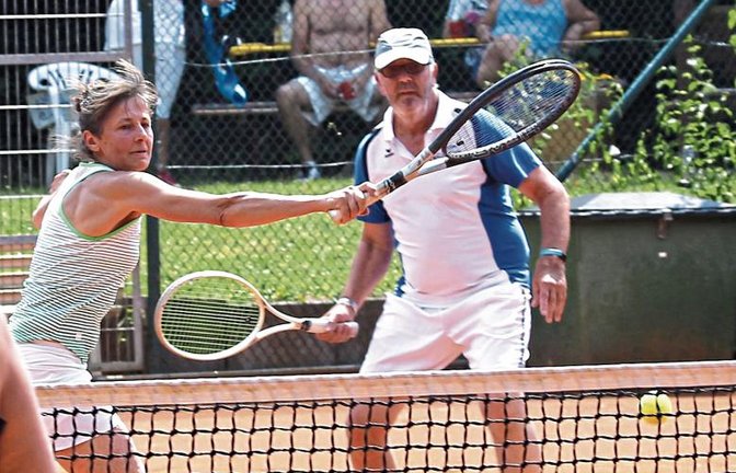 Rita Zink (TSV Hochdorf) und Reinhard Ahner (TSC Vaihingen) haben die Möglichkeit genutzt, direkt vor der Haustüre beim Tennisturnier in Hochdorf mitzuspielen. Foto: Küppers