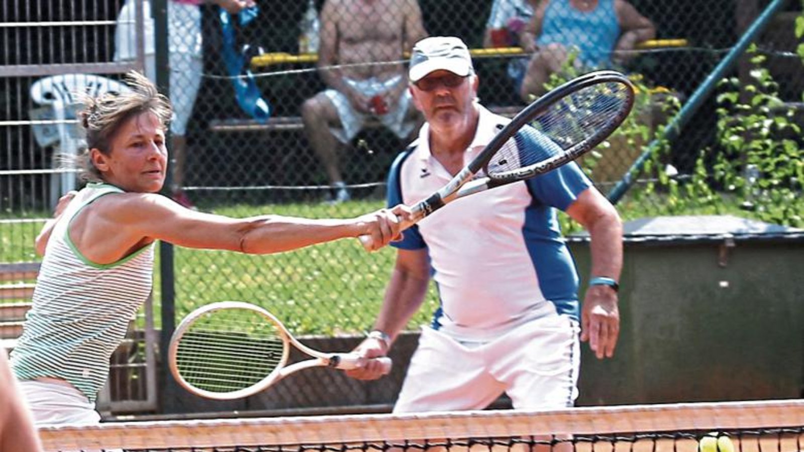Rita Zink (TSV Hochdorf) und Reinhard Ahner (TSC Vaihingen) haben die Möglichkeit genutzt, direkt vor der Haustüre beim Tennisturnier in Hochdorf mitzuspielen. Foto: Küppers