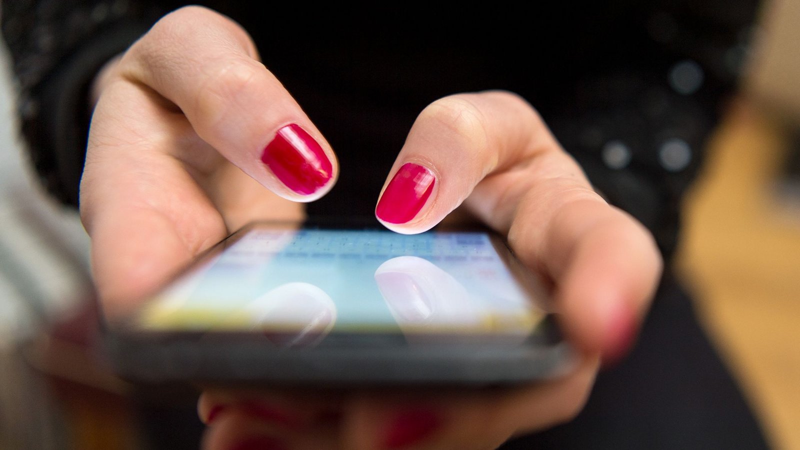 Am Smartphone verbringen Menschen in Deutschland einer Untersuchung zufolge mehrere Stunden am Tag.Foto: Sebastian Gollnow/dpa