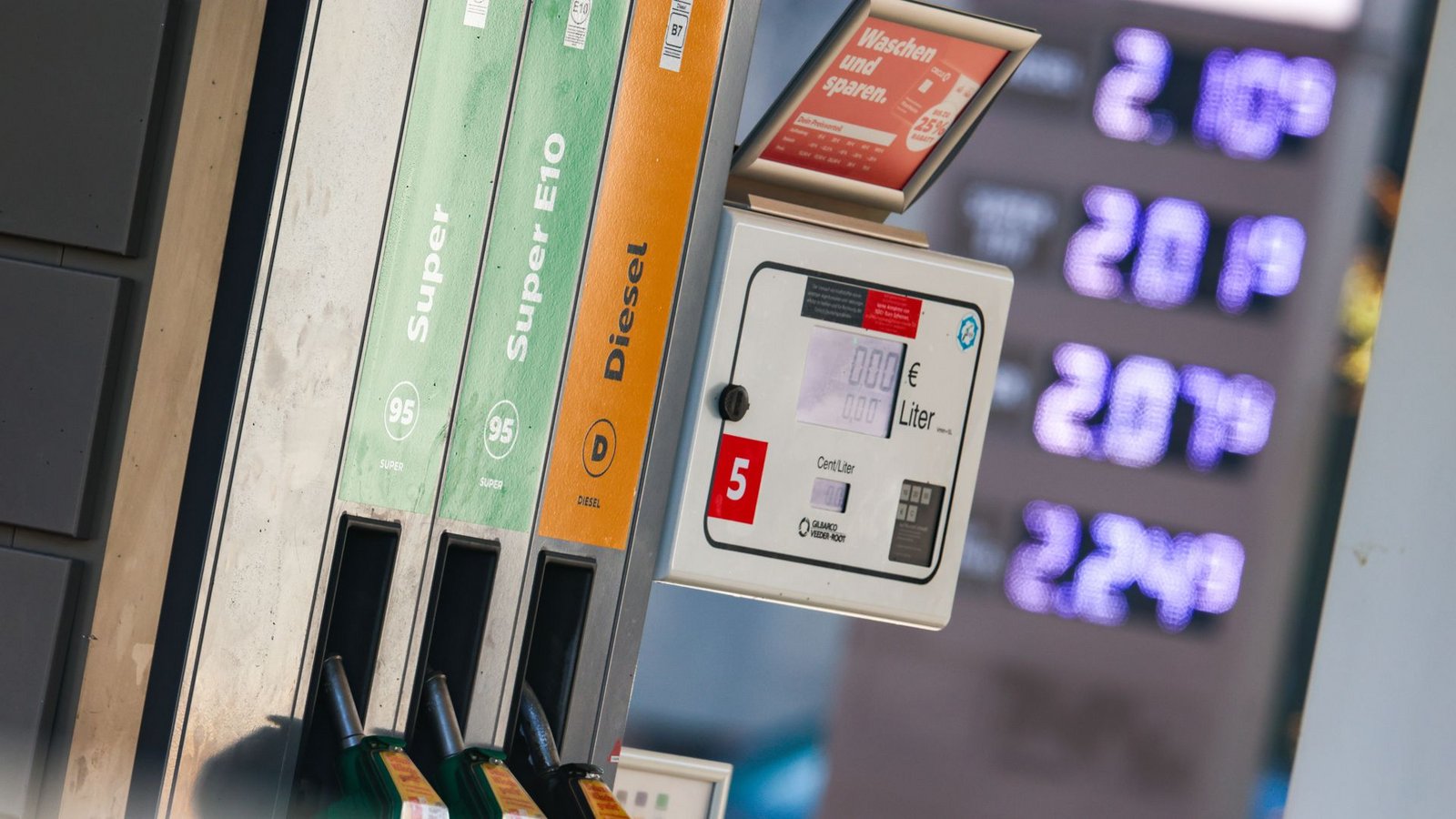 Die Politik fordert eine genaue Prüfung der Preisentwicklung an den Tankstellen (Symbolfoto).Foto: Christoph Reichwein/dpa/Christoph Reichwein Die Politik fordert eine genaue Prüfung der Preisentwicklung an den Tankstellen (Symbolfoto).Foto: Christoph Reichwein/dpa/Christoph Reichwein