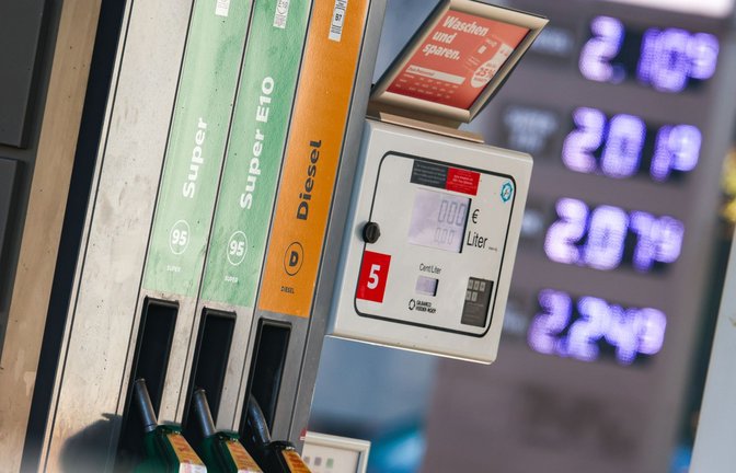 Die Politik fordert eine genaue Prüfung der Preisentwicklung an den Tankstellen (Symbolfoto).<span class='image-autor'>Foto: Christoph Reichwein/dpa/Christoph Reichwein</span>