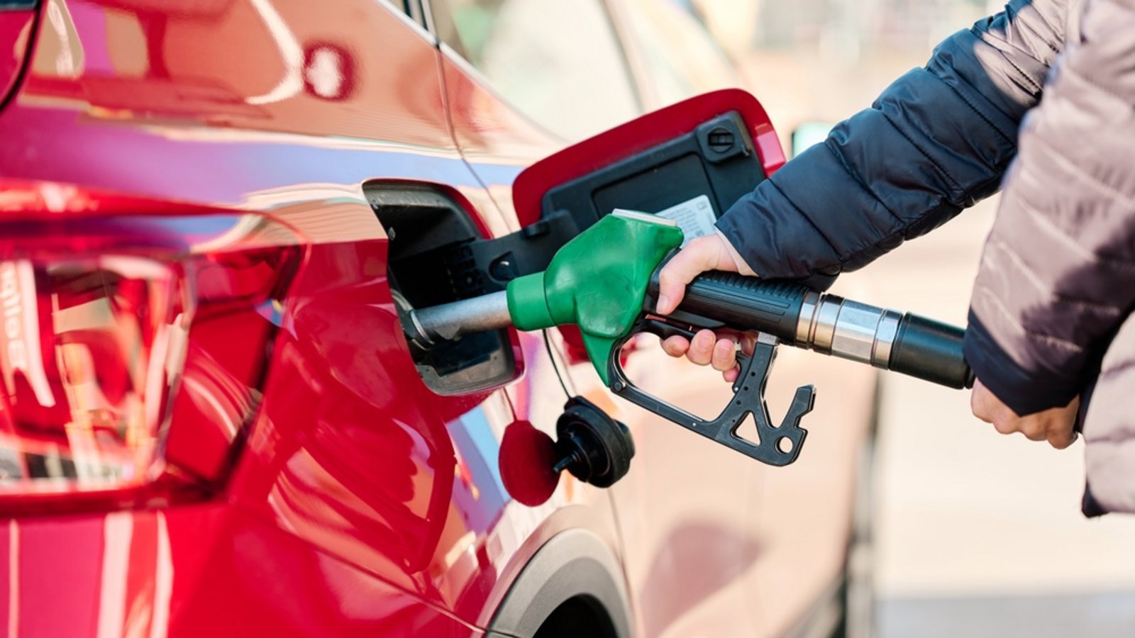 Die neue Spritpreisregelung sorgt für ein Umdenken beim Tanken: Autofahrer nutzen verstärkt Tankportale, doch Serverüberlastungen erschweren den Zugriff.Foto: alvarog1970 / Shutterstock.com Die neue Spritpreisregelung sorgt für ein Umdenken beim Tanken: Autofahrer nutzen verstärkt Tankportale, doch Serverüberlastungen erschweren den Zugriff.Foto: alvarog1970 / Shutterstock.com