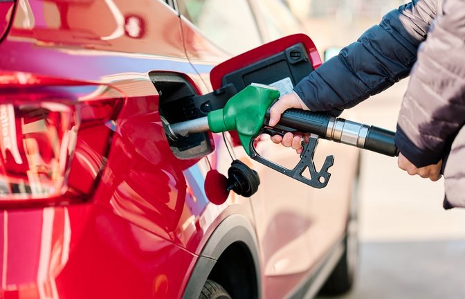 Die neue Spritpreisregelung sorgt für ein Umdenken beim Tanken: Autofahrer nutzen verstärkt Tankportale, doch Serverüberlastungen erschweren den Zugriff.<span class='image-autor'>Foto: alvarog1970 / Shutterstock.com</span>