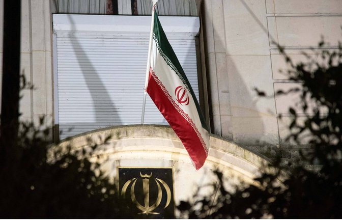 Ein Augenzeuge berichtete, er habe einen Mann „mit einer Granate oder einer Sprengstoffweste“ beim Betreten des iranischen Konsulats in Paris  beobachtet. (Symbolbild)<span class='image-autor'>Foto: IMAGO/ABACAPRESS//Poitout Florian</span>