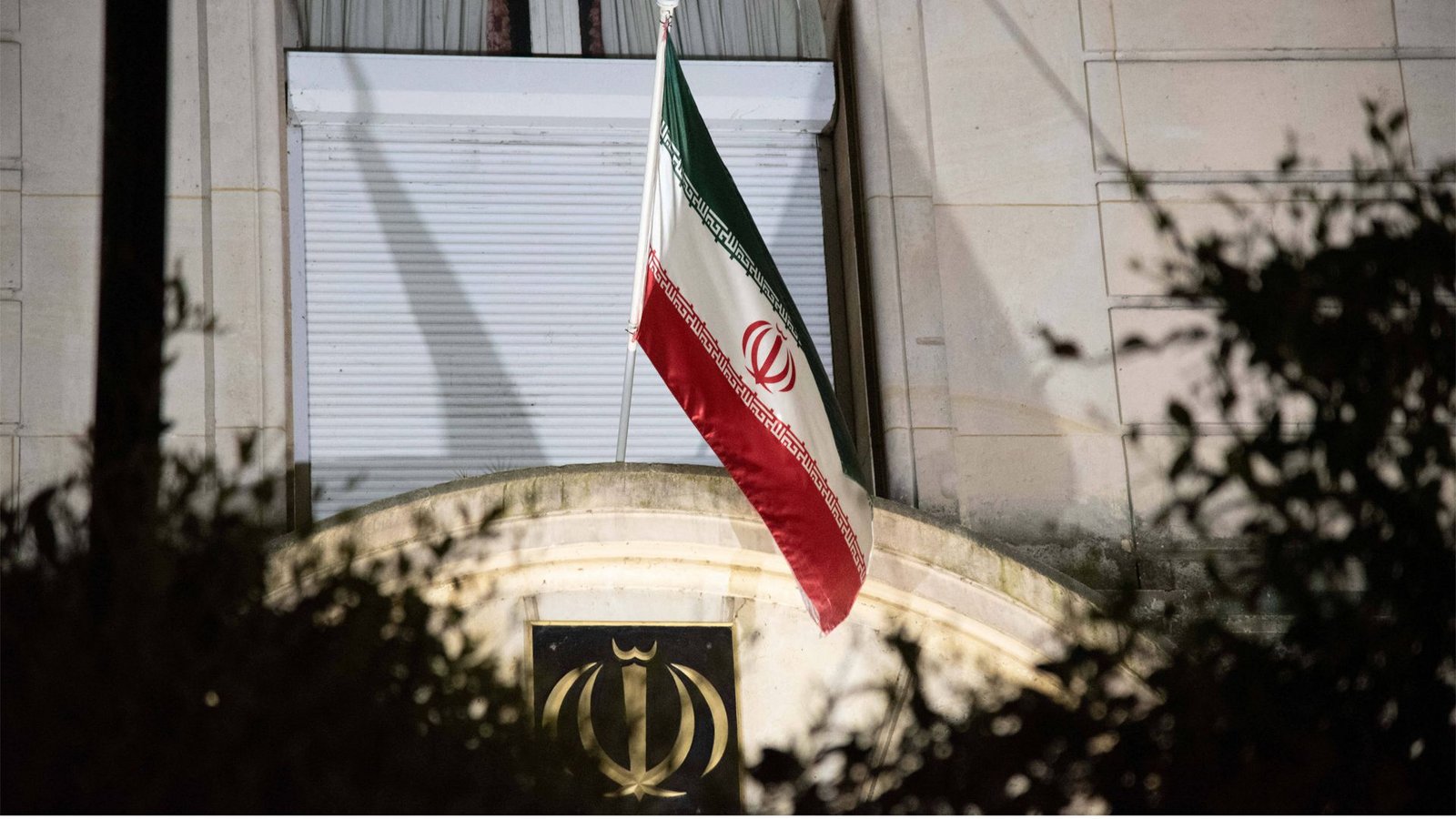 Ein Augenzeuge berichtete, er habe einen Mann „mit einer Granate oder einer Sprengstoffweste“ beim Betreten des iranischen Konsulats in Paris beobachtet. (Symbolbild)Foto: IMAGO/ABACAPRESS//Poitout Florian Ein Augenzeuge berichtete, er habe einen Mann „mit einer Granate oder einer Sprengstoffweste“ beim Betreten des iranischen Konsulats in Paris beobachtet. (Symbolbild)Foto: IMAGO/ABACAPRESS//Poitout Florian