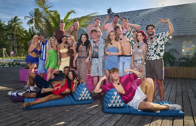 V. o. l.: Xander, Beverly, Olli, Rob, Nico, Nelly, Antonia, Kevin, Elli, Joanna, Sandra Janina, Henna, Jonny, Viki, Lennert, Ariel, Sidar, Calvin O., Hati und Calvin S.<span class='image-autor'>Foto: RTL/ Frank Beer</span>