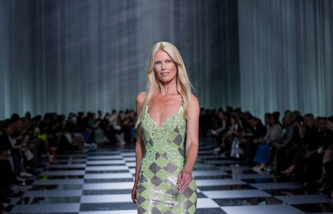 Model Claudia Schiffer präsentiert eine Kreation aus der Frühjahr-Sommer-Kollektion von Versace.<span class='image-autor'>Foto: Antonio Calanni/AP/dpa</span>