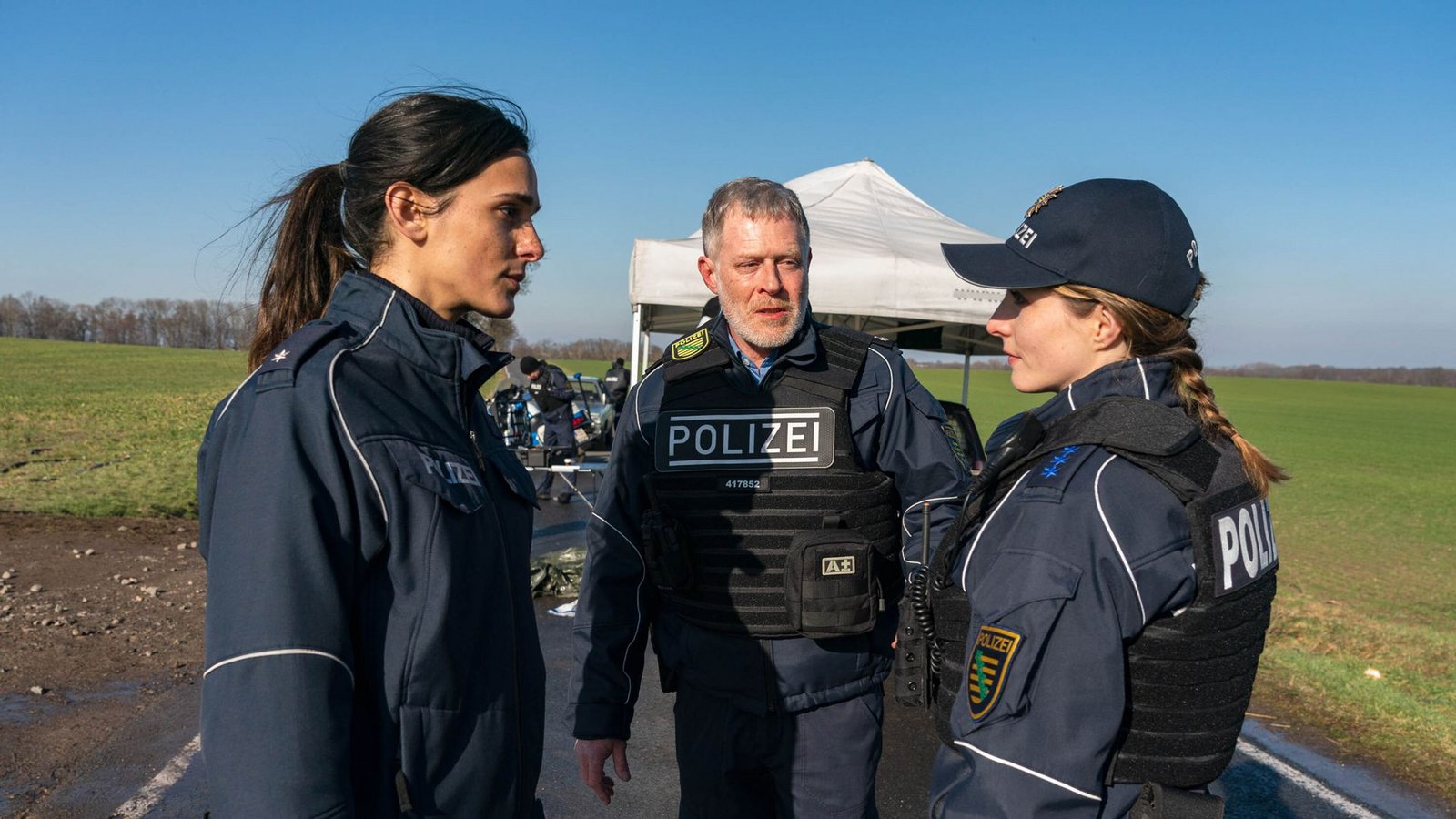 Revierchef Jens Riebold (Andreas Lust) suspendiert Anna Stade (Paula Kroh)  und Leila Demiray (Aybi Era, li.) Die jungen Kolleginnen  sind vom Tatort geflüchtet.Foto: MDR/MadeFor/Steffen Junghans/Steffen Junghans