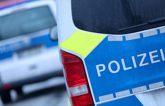 Ein bislang unbekannter Täter bricht in ein Lebensmittelgeschäft ein. Die Polizei sucht nach Zeugen.<span class='image-autor'>Foto: IMAGO/Maximilian Koch/IMAGO/Maximilian Koch</span>