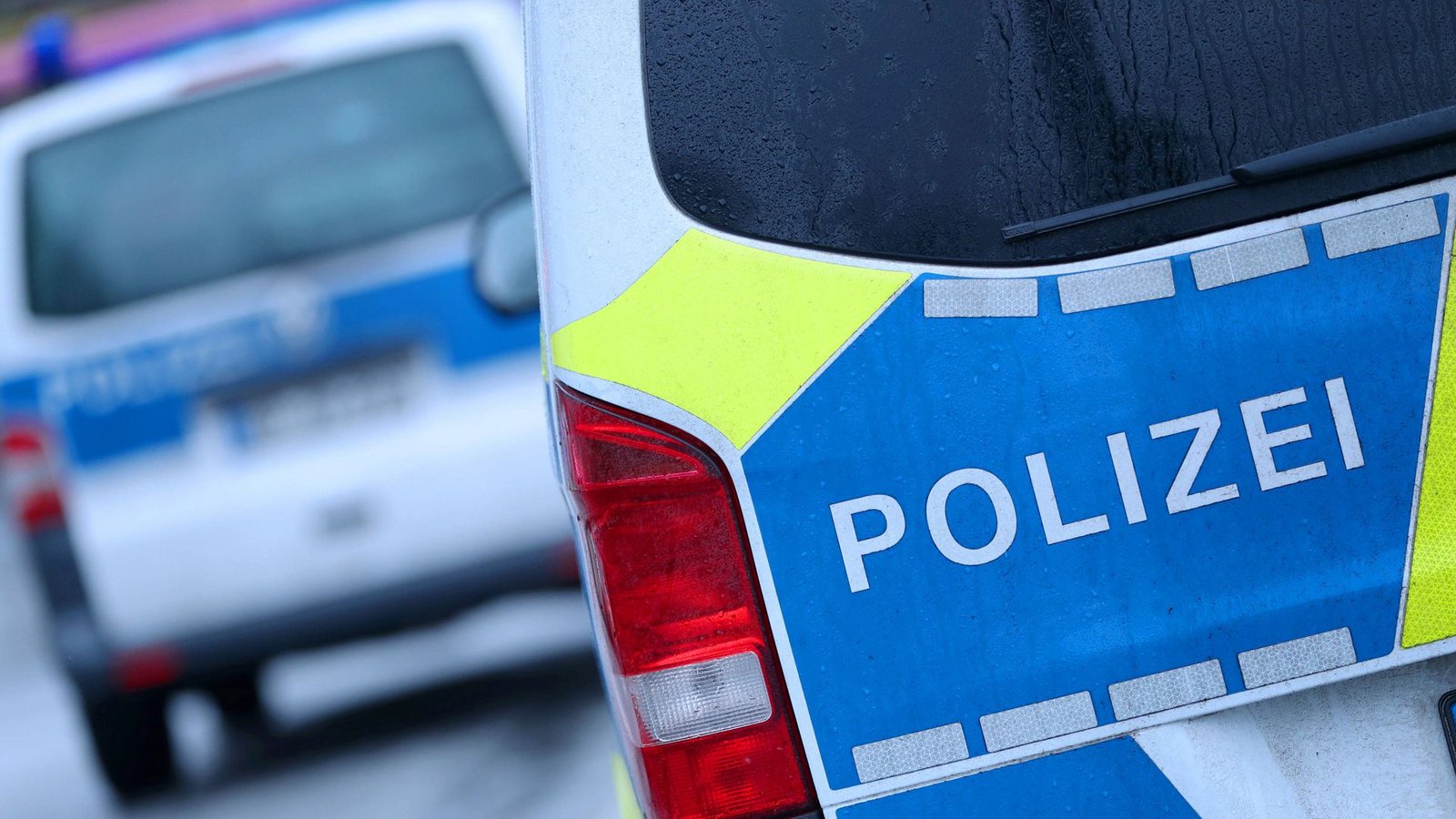 Ein bislang unbekannter Täter bricht in ein Lebensmittelgeschäft ein. Die Polizei sucht nach Zeugen.Foto: IMAGO/Maximilian Koch/IMAGO/Maximilian Koch Ein bislang unbekannter Täter bricht in ein Lebensmittelgeschäft ein. Die Polizei sucht nach Zeugen.Foto: IMAGO/Maximilian Koch/IMAGO/Maximilian Koch