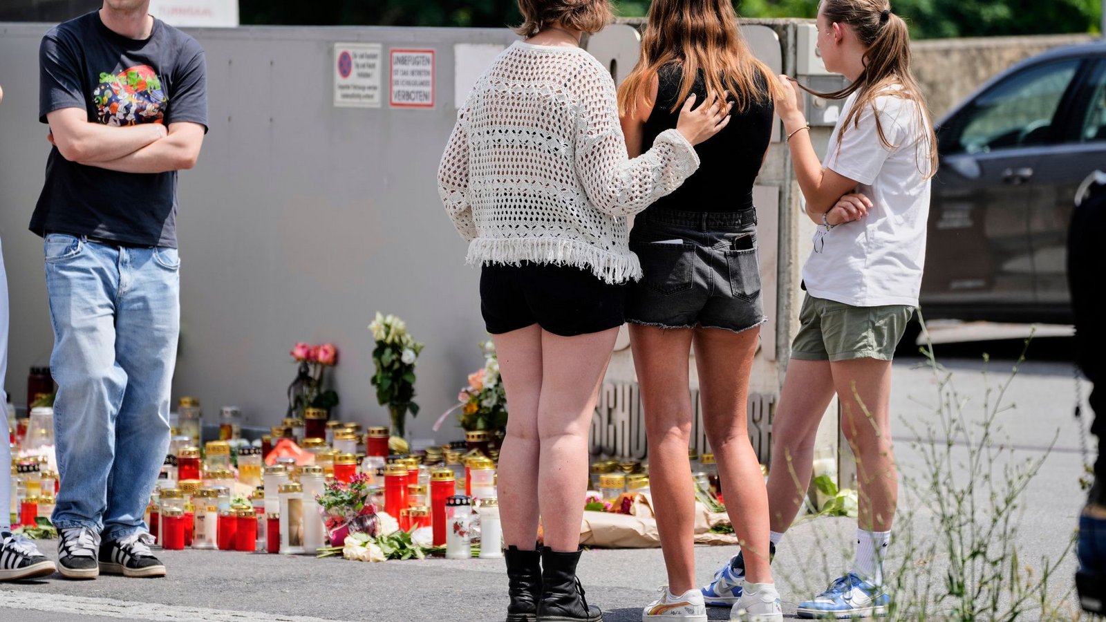 Neun Jugendliche und eine Lehrerin wurden erschossen. Der Täter beging Suizid.Foto: Darko Bandic/AP/dpa Neun Jugendliche und eine Lehrerin wurden erschossen. Der Täter beging Suizid.Foto: Darko Bandic/AP/dpa