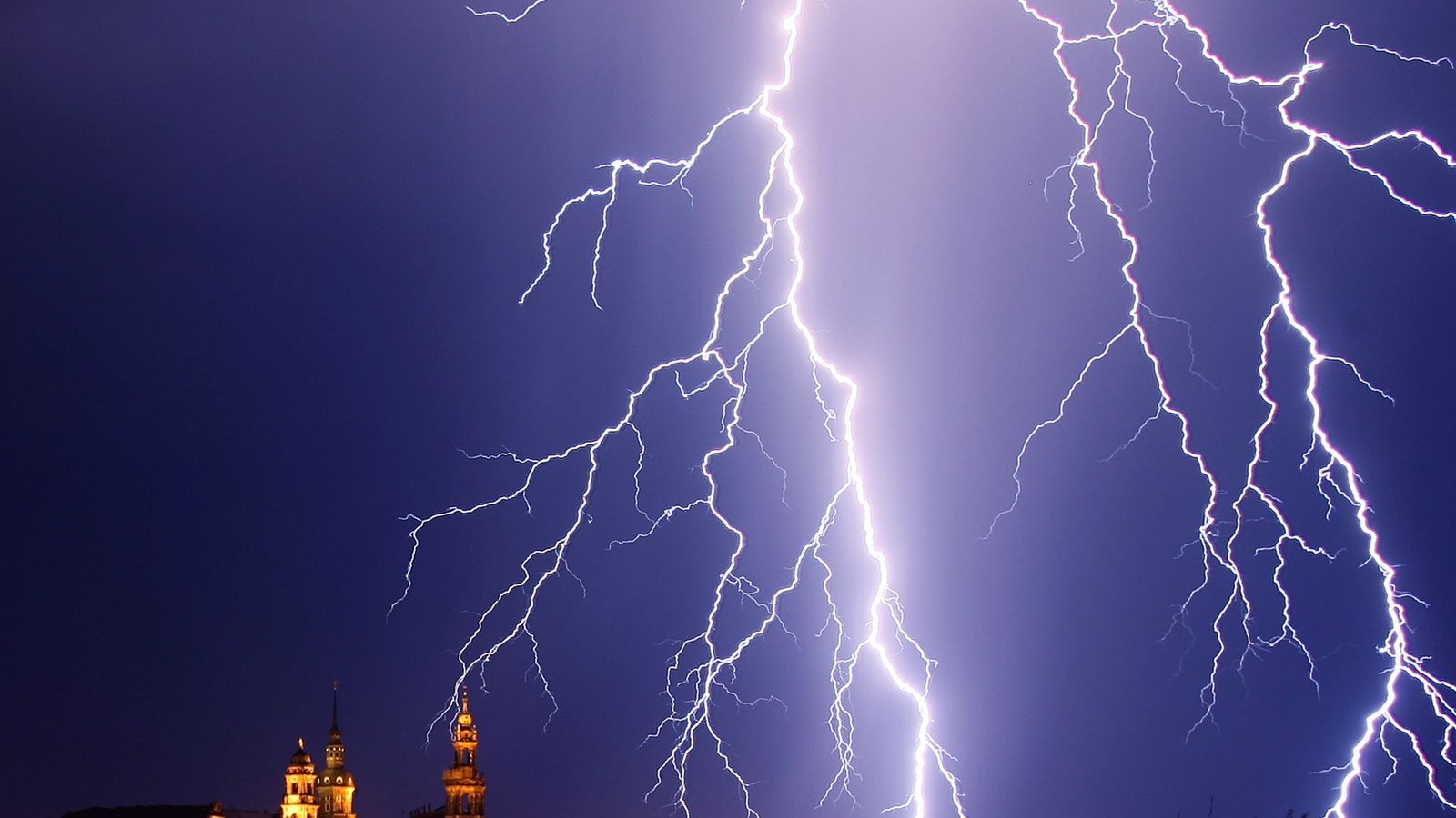 Auch wenn dieser Blitz über Dresden beeindruckend aussieht - die Stadt liegt im Ranking nur auf Platz 331. (Archivbild)Foto: Ralf Hirschberger/dpa-Zentralbild/dpa-tmn