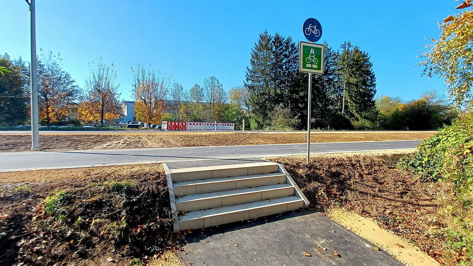 An dieser Treppe fehlt laut dem Regierungspräsidium noch eine Metallschiene für Radler.Foto: /Dirk Messer