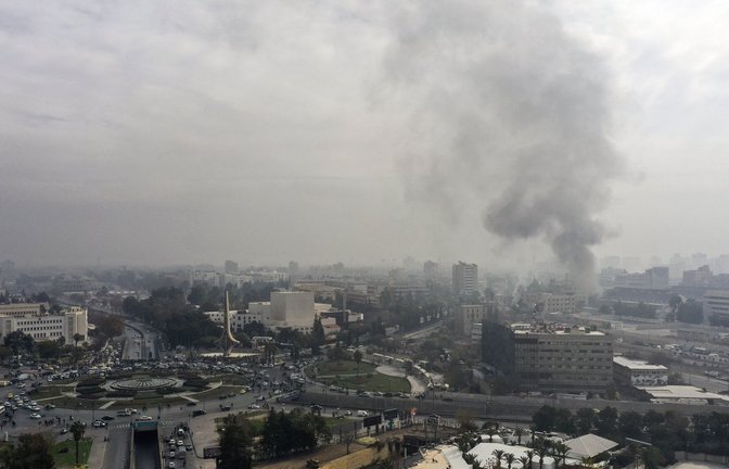 Eine Rebellenallianz hat den syrischen Präsidenten al-Assad zur Flucht gezwungen. In der Nacht rückten Rebelleneinheiten in die Hauptstadt ein.<span class='image-autor'>Foto: dpa/Ghaith Alsayed</span>