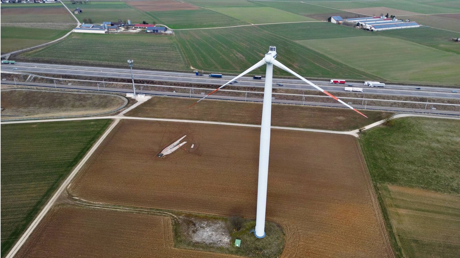 Ein Rotorblatt des Windrads war einfach abgerissen. Jetzt ist klar, warum.Foto: 7aktuell.de//Kevin Lermer Ein Rotorblatt des Windrads war einfach abgerissen. Jetzt ist klar, warum.Foto: 7aktuell.de//Kevin Lermer