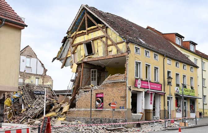 In einer Bäckerei im Stadtzentrum von Lychen hat es eine heftige Explosion gegeben, dabei wurde eine Frau schwer verletzt.<span class='image-autor'>Foto: Jens Kalaene/dpa</span>