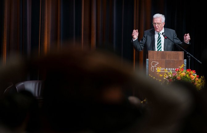 Ministerpräsident Winfried Kretschmann spricht am Freitagabend in Biberach.<span class='image-autor'>Foto: dpa/Stefan Puchner</span>