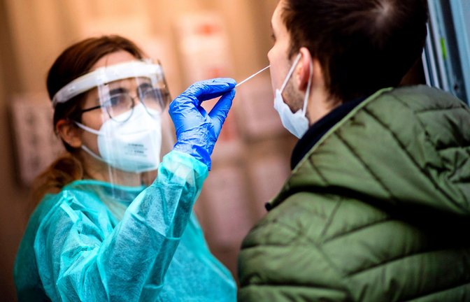 Maskentragen und Testen gehörten schon früh zu den Maßnahmen zum Schutz vor Corona.<span class='image-autor'>Foto: dpa/Hauke-Christian Dittrich</span>