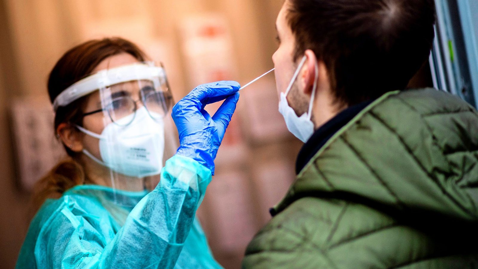 Maskentragen und Testen gehörten schon früh zu den Maßnahmen zum Schutz vor Corona.Foto: dpa/Hauke-Christian Dittrich