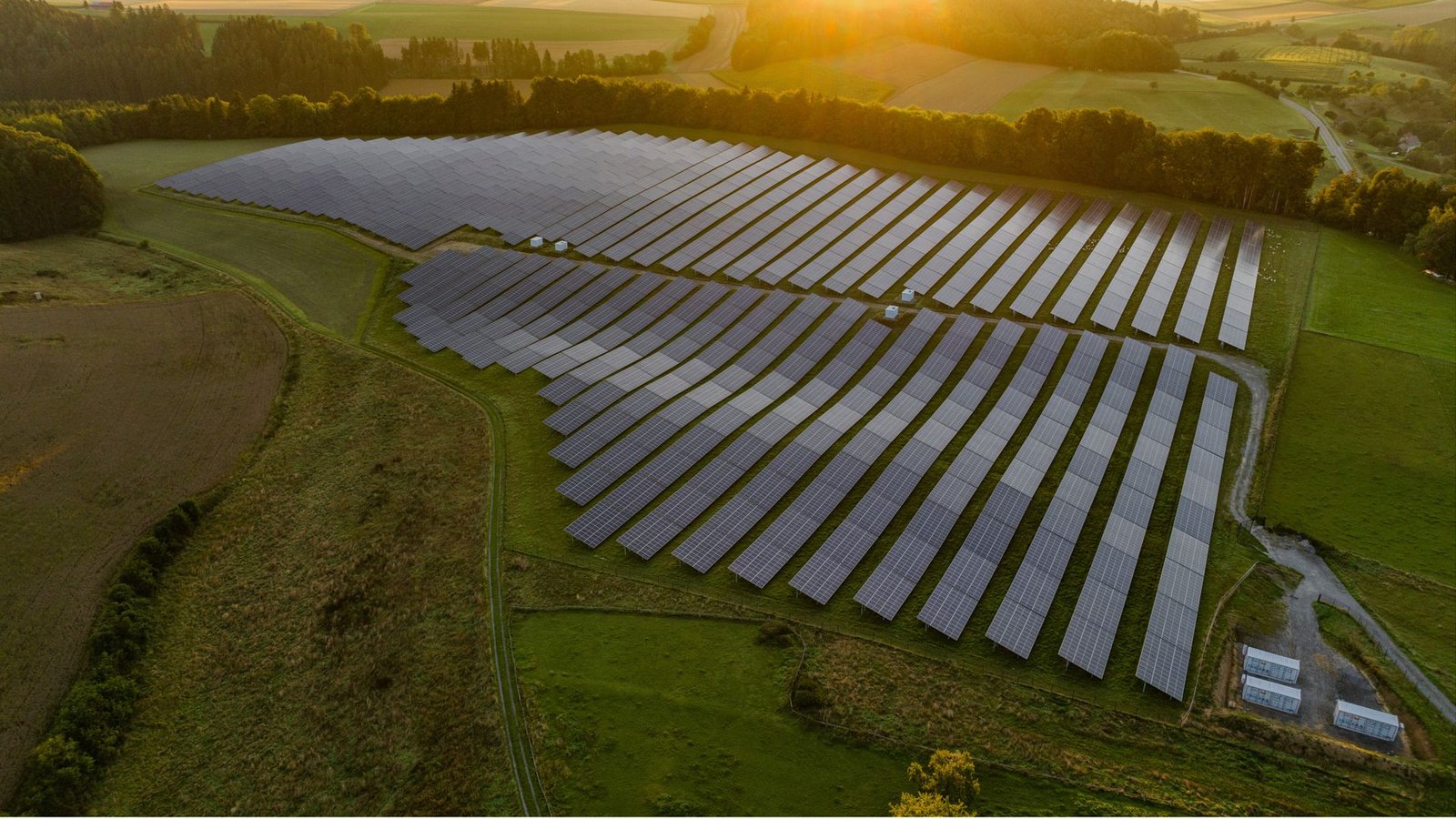 Die drei Kästen rechts im Bild sind zusammen Baden-Württembergs größter Batteriespeicher für Solarenergie.Foto: /Ingo Rack Die drei Kästen rechts im Bild sind zusammen Baden-Württembergs größter Batteriespeicher für Solarenergie.Foto: /Ingo Rack