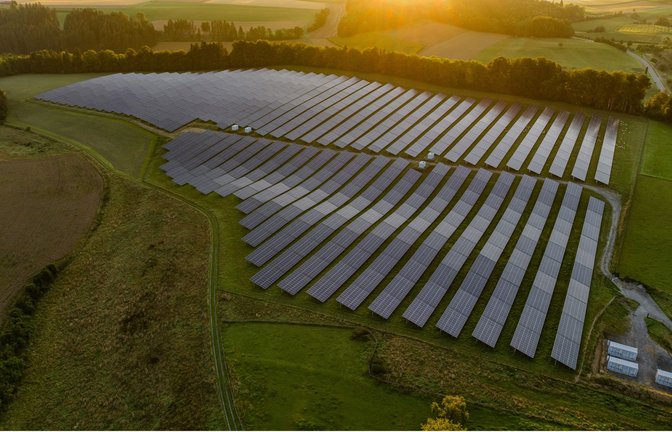 Die drei Kästen rechts im Bild sind zusammen Baden-Württembergs größter Batteriespeicher für Solarenergie.<span class='image-autor'>Foto: /Ingo Rack</span>