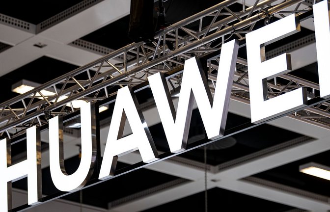 Das Logo von Huawei auf der Elektronikmesse IFA in Berlin.<span class='image-autor'>Foto: Fabian Sommer/dpa</span>
