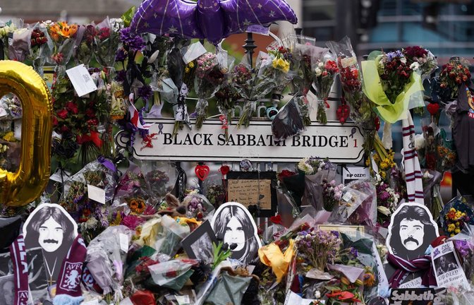 Blumen und Briefe liegen auf der Black Sabbath Bridge in Birmingham.<span class='image-autor'>Foto: IMAGO / Anadolu Agency</span>