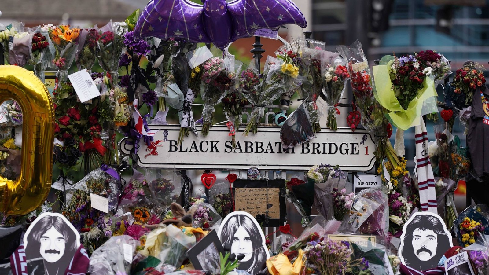 Blumen und Briefe liegen auf der Black Sabbath Bridge in Birmingham.Foto: IMAGO / Anadolu Agency