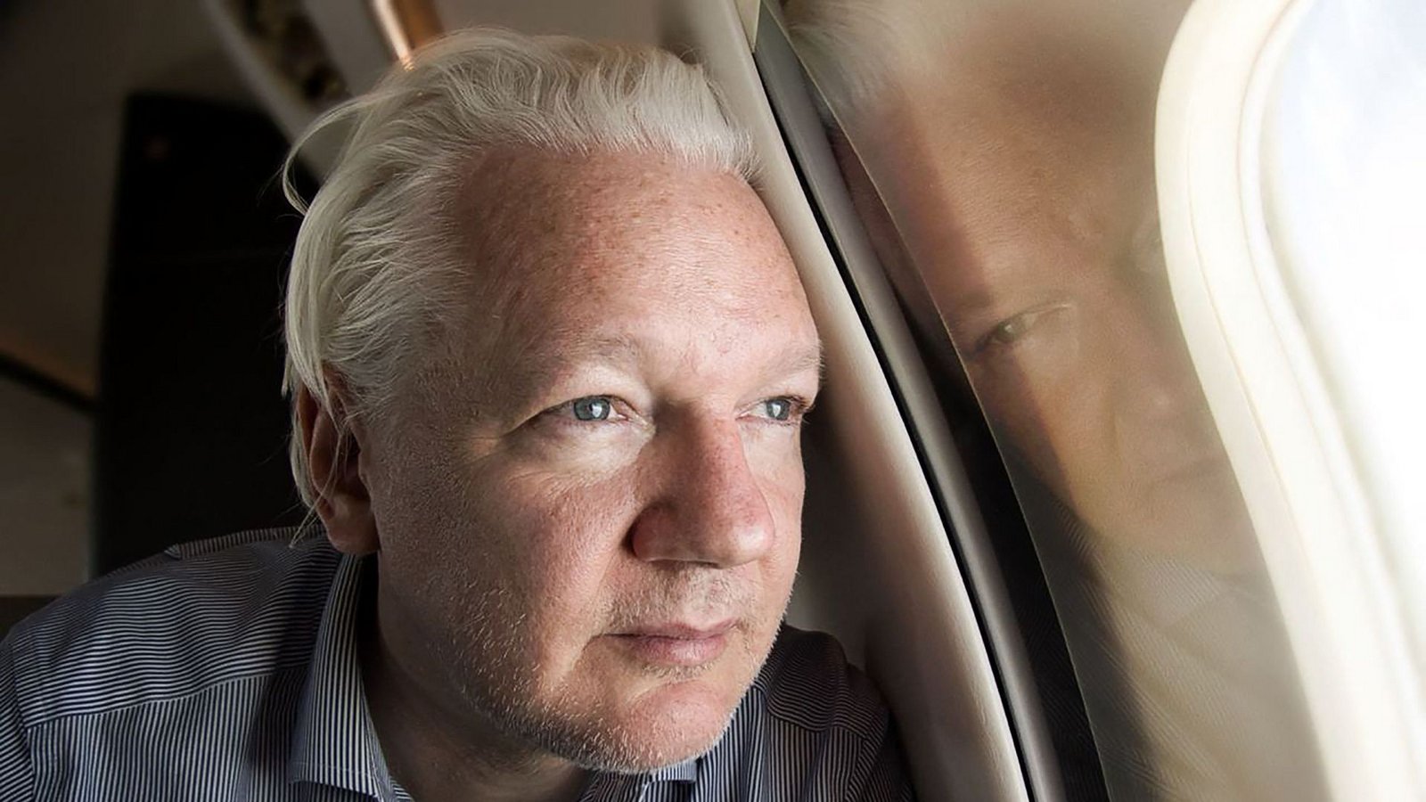 WikiLeaks-Gründer Julian Assange auf dem Flug von London nach Bangkok.Foto: AFP/WikiLeaks