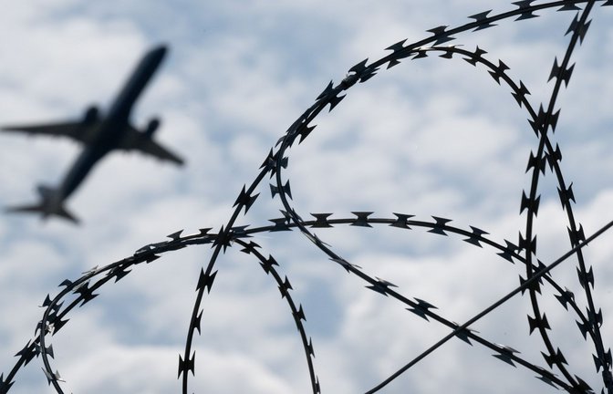 Ein Flugzeug hebt am Flughafen BER hinter einem Zaun mit Natodraht ab.<span class='image-autor'>Foto: dpa/Sebastian Gollnow</span>