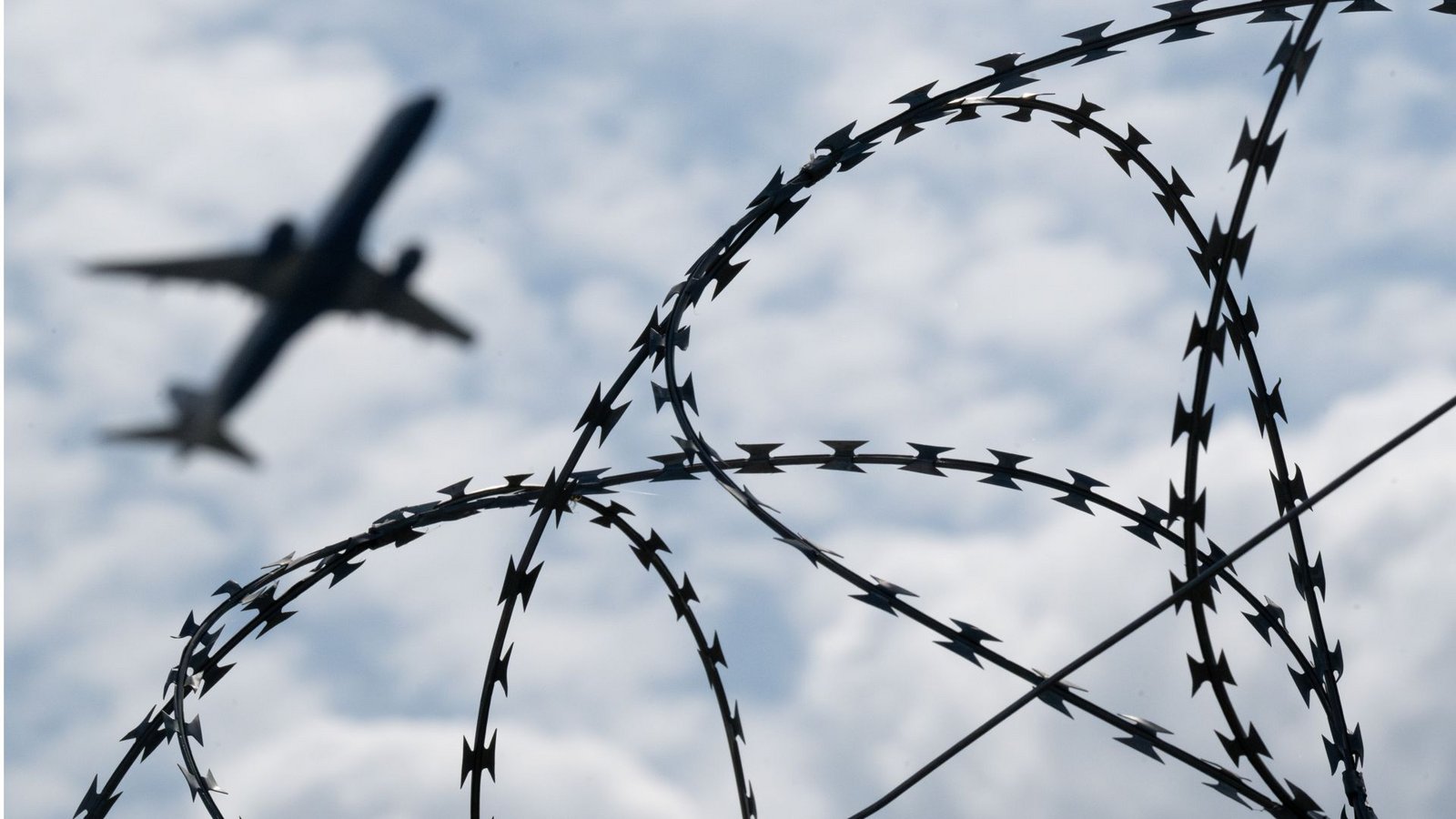 Ein Flugzeug hebt am Flughafen BER hinter einem Zaun mit Natodraht ab.Foto: dpa/Sebastian Gollnow Ein Flugzeug hebt am Flughafen BER hinter einem Zaun mit Natodraht ab.Foto: dpa/Sebastian Gollnow