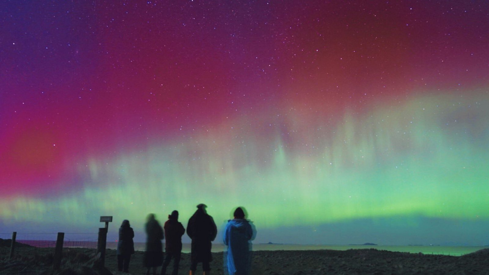 Dieses Foto zeigt Polarlichter in der Nacht auf Montag über den Hebriden in Schottland.Foto: Hannah Close via Twitter/PA Media/dpa