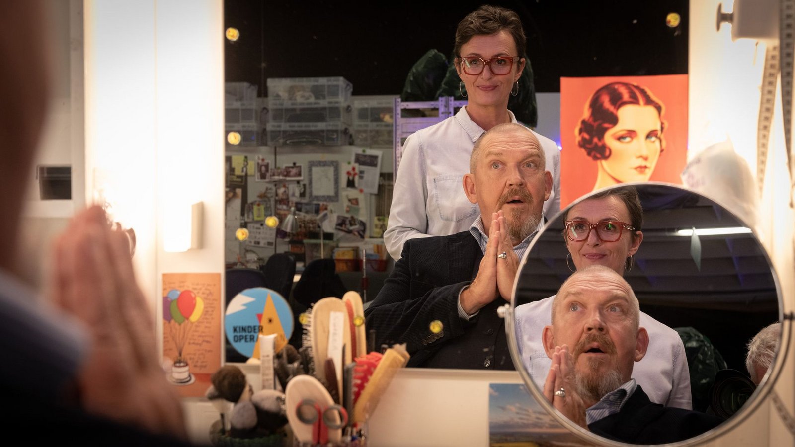 Kommissar Freddy Schenk (Dietmar Bär) fühlt Maskenbildnerinnen Britt Maier (Bettina Engelhardt) auf den Zahn. Kennt sie Interna?Foto: WDR/Thomas Kost