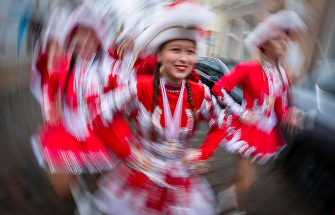 Funkenmariechen beim traditionellen Karnevalstanz: Der Karneval wird weltweit sehr unterschiedlich begangen – Umzüge, Musik, Masken und das Verkleiden spielen aber immer eine zentrale Rolle.<span class='image-autor'>Foto: dpa//ens Büttner</span>