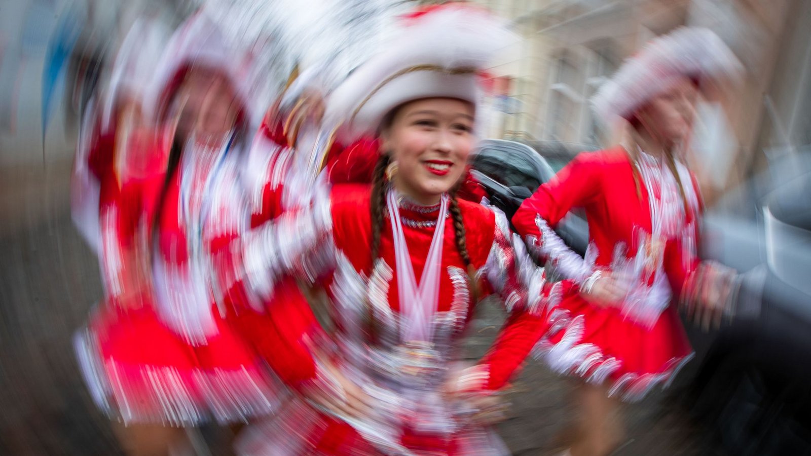 Funkenmariechen beim traditionellen Karnevalstanz: Der Karneval wird weltweit sehr unterschiedlich begangen – Umzüge, Musik, Masken und das Verkleiden spielen aber immer eine zentrale Rolle.Foto: dpa//ens Büttner Funkenmariechen beim traditionellen Karnevalstanz: Der Karneval wird weltweit sehr unterschiedlich begangen – Umzüge, Musik, Masken und das Verkleiden spielen aber immer eine zentrale Rolle.Foto: dpa//ens Büttner