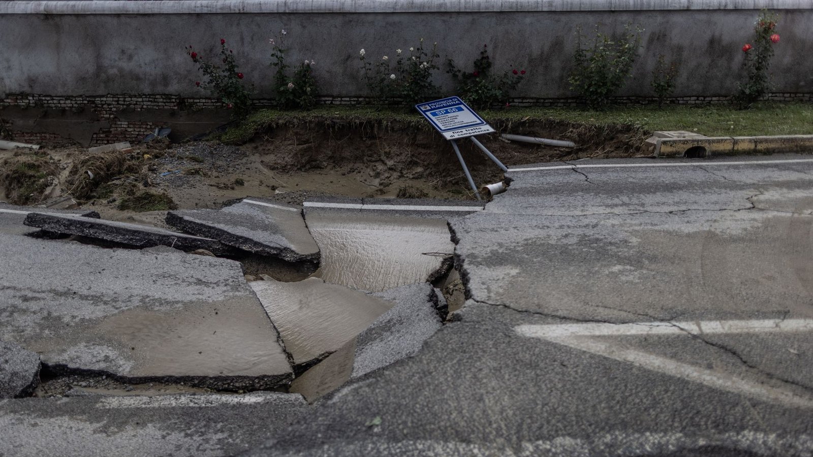 Castel Bolognese: Eine Straße ist nachdem heftige Regenfälle, die Überschwewmmungen verursacht hatten, aufgebrochen.Foto: Oliver Weiken/dpa Castel Bolognese: Eine Straße ist nachdem heftige Regenfälle, die Überschwewmmungen verursacht hatten, aufgebrochen.Foto: Oliver Weiken/dpa