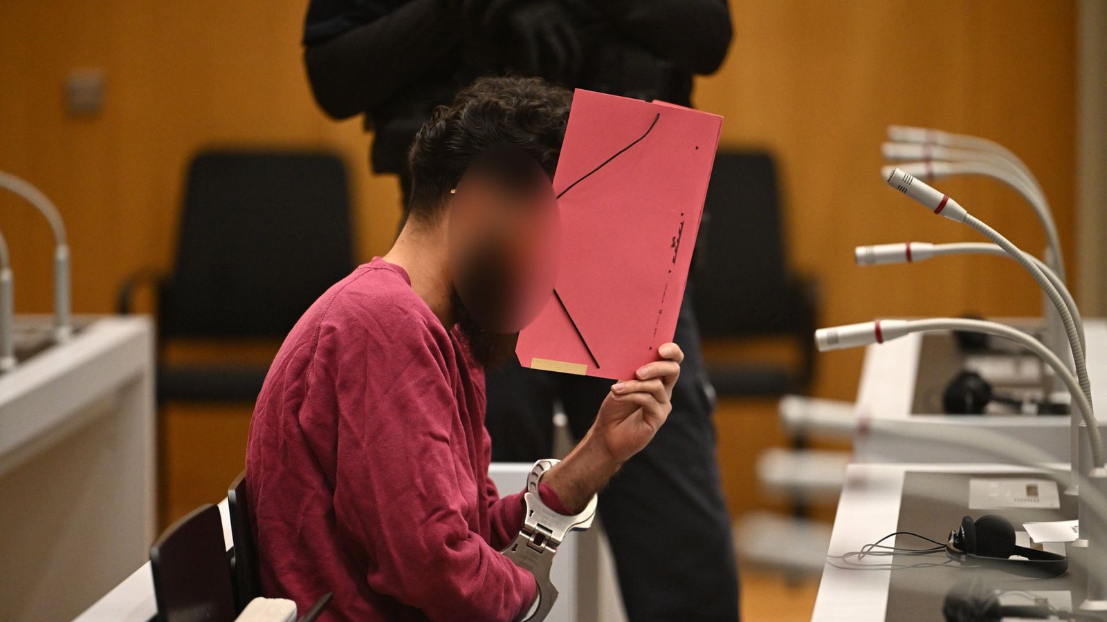 Sulaiman A., der mutmaßliche Mörder des Polizisten Rouven Laurs, an einem der Verhandlungstage vor dem Oberlandesgericht Stuttgart.Foto: Marijan Murat/dpa Sulaiman A., der mutmaßliche Mörder des Polizisten Rouven Laurs, an einem der Verhandlungstage vor dem Oberlandesgericht Stuttgart.Foto: Marijan Murat/dpa