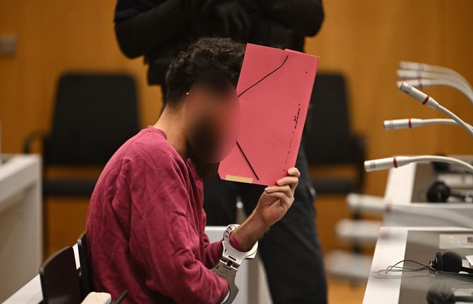 Sulaiman A., der mutmaßliche Mörder des Polizisten Rouven Laurs, an einem der Verhandlungstage vor dem Oberlandesgericht Stuttgart.<span class='image-autor'>Foto: Marijan Murat/dpa</span>