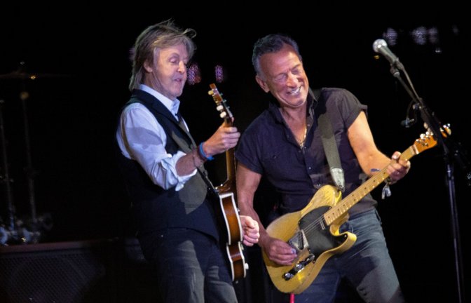 Zwei Legenden auf der Bühne: Paul McCartney (l) und Bruce Springsteen.<span class='image-autor'>Foto: Joel C Ryan/Invision via AP/dpa</span>