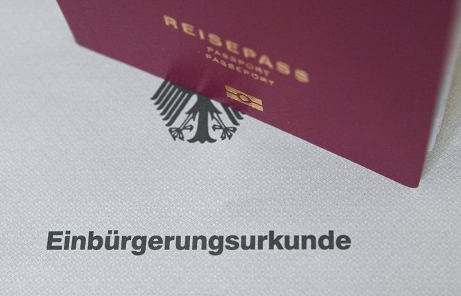 Die Zahl der Einbürgerungen ist zuletzt gestiegen. (Symbolbild)<span class='image-autor'>Foto: Marijan Murat/dpa</span>