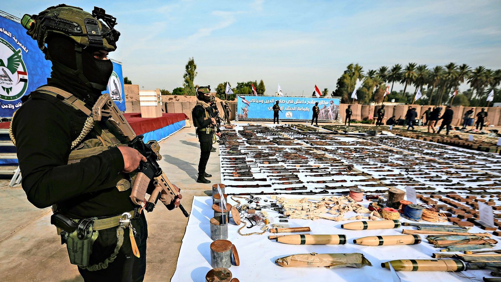 Irakische Sicherheitskräfte vor beschlagnahmten IS-Waffen.Foto: picture alliance/dpa/Ameer Al Mohammedawi