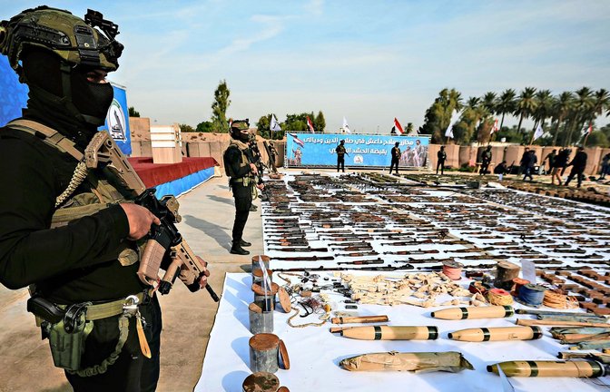 Irakische Sicherheitskräfte vor beschlagnahmten IS-Waffen.<span class='image-autor'>Foto: picture alliance/dpa/Ameer Al Mohammedawi</span>