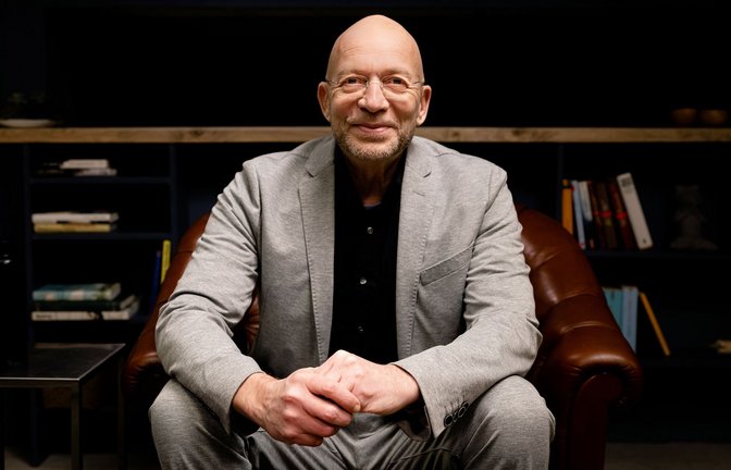 Manchmal würden Paare erwarten, dass er die Beziehung fixt, sagt Eric Hegmann – er könne aber nur die Werkzeuge dafür liefern.<span class='image-autor'>Foto: NDR/Janine Meyer</span>