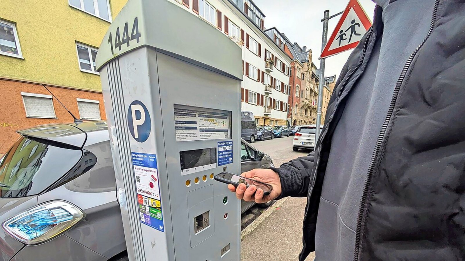 In der Innenstadt, wie hier in der Alexanderstraße, sind die Aufkleber zum Handyparken schon allgegenwärtig – in den Außenbezirken ist oft noch Fehlanzeige.Foto: Andreas Geldner